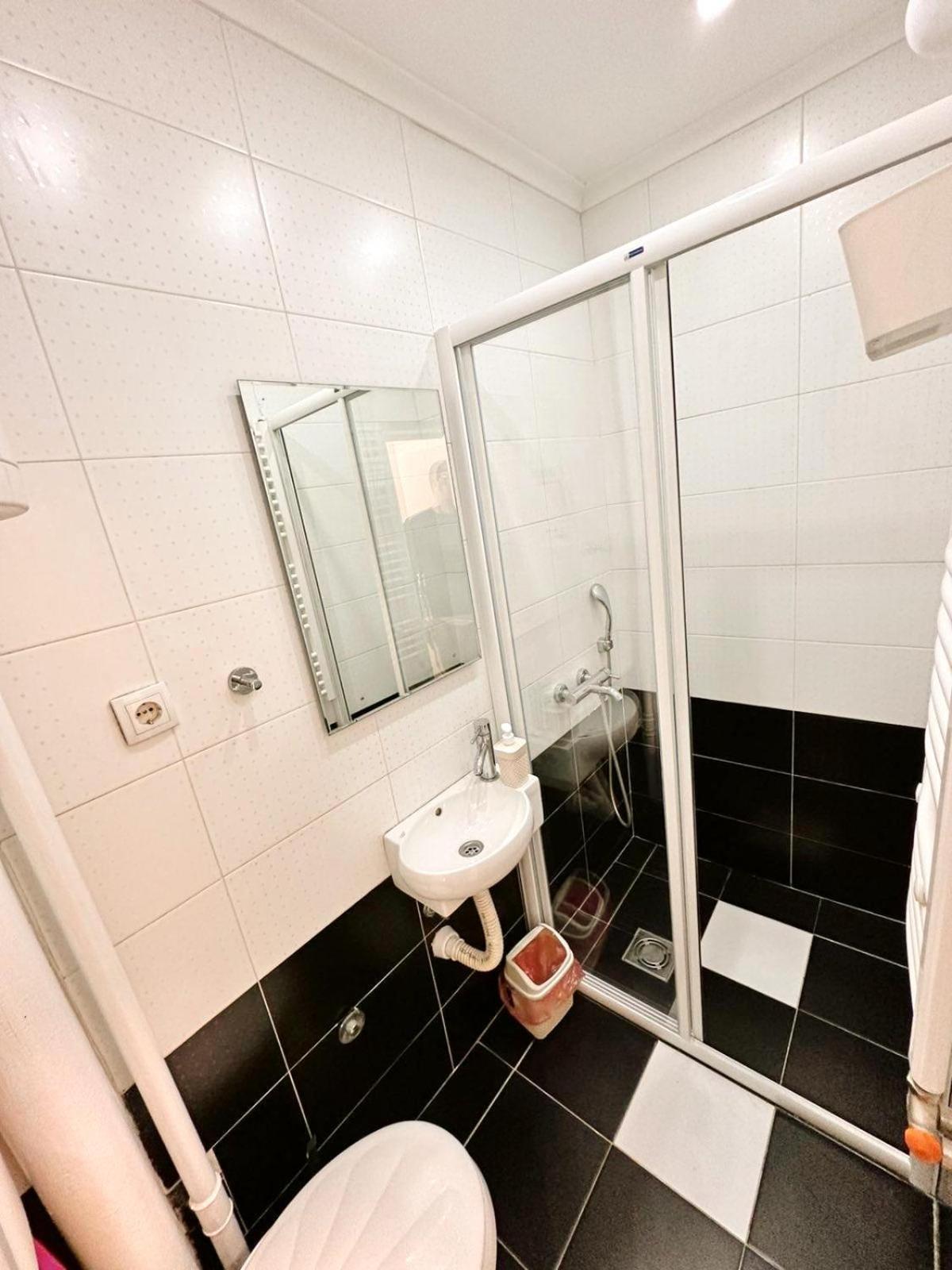 Modern Central Apartments Renovated Belgrado Buitenkant foto